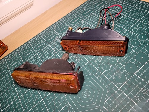 Toyota AE86 Zenki Trueno front indicator / blinker housings - Picture 7 of 8