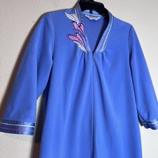 Vintage Vanity Fair Petites S Robe Blue Embroidered Floral Satin Trim USA Made