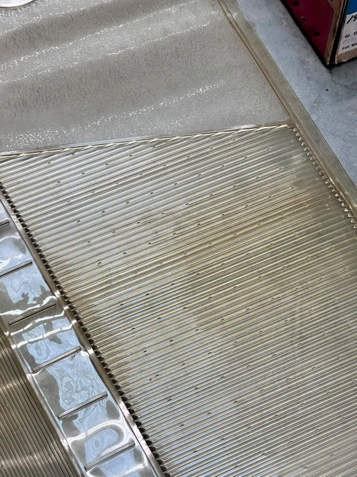 Chevrolet 1965 66 NOS alfombrilla trasera de lujo transparente logotipo de pajarita GM 986380 Foto 4 de 4