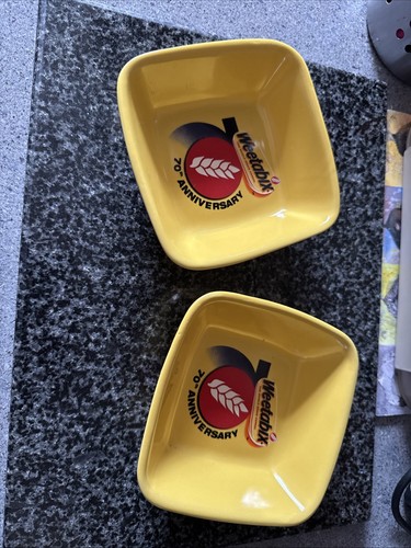 Zwei Weetabix 70th Anniversary quadratische gelbe Müsli Frühstücksschalen
