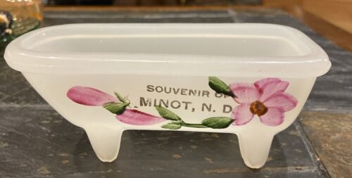 Souvenir Bathtub Clambroth Milk Glass Miniature Dollhouse Minot N D  5 1/4" - Afbeelding 1 van 6