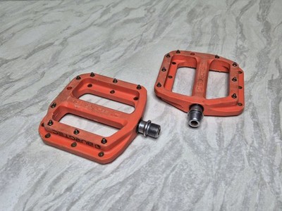 Burgtec MK4 Composite Flat Pedale 'Iron Bro' orange für Mountainbike DH MTB