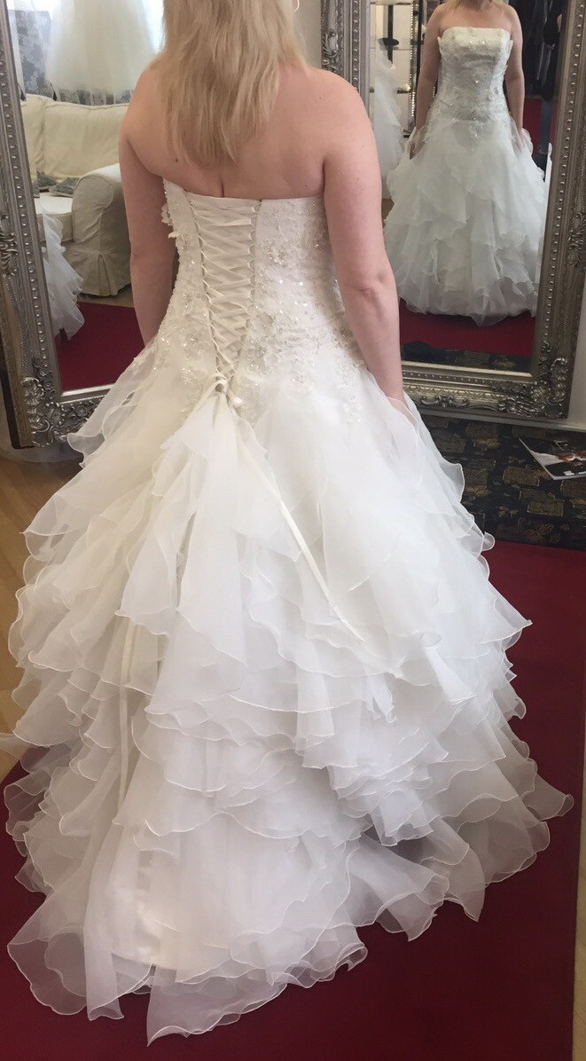 Beautiful AMANDA WYATT Wedding Dress with long train - Main Image