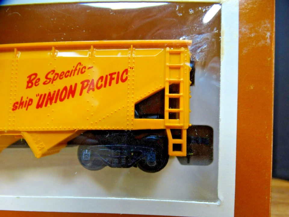 TYCO HO Scale 40' Union Pacific U.P. 62040 Hobby Model Railroad Quad Hopper - Image 4 of 4