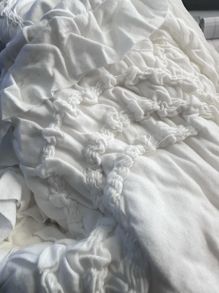 (2) Anthropologie Rivulets Off White/Crema King Shams 20”x 36” 100 % algodón usado en excelente estado Foto 2 de 4