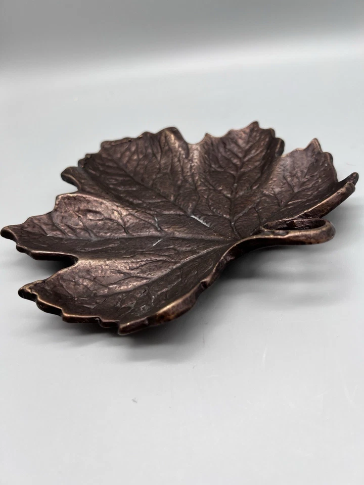 Plato decorativo de hoja de arce de latón macizo color cobre con lazo 7”x8” caída pesada Foto 3 de 4