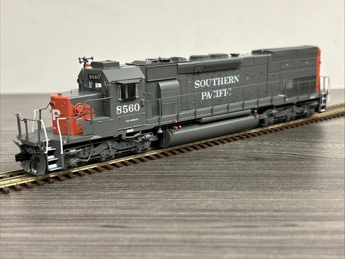 Scaletrains HO Scale SXT31692 EMD SD40T-2 Southern Pacific #8560 NIB! - Picture 2 of 13