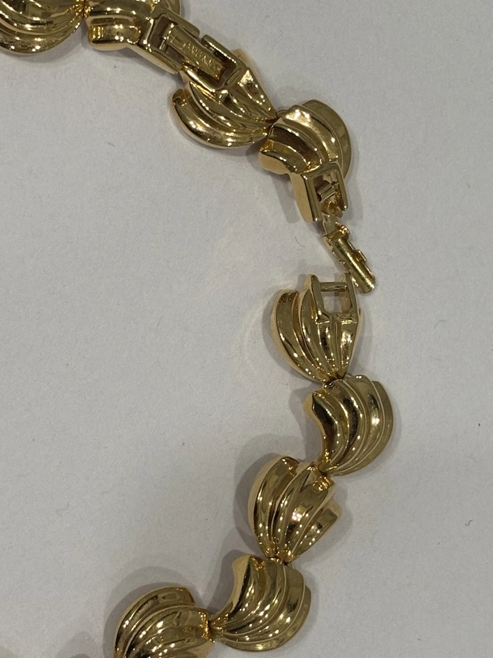 Collar colgante tono oro Nina Ricci. 17,5 pulgadas excelente estado sin caja. Foto 2 de 4