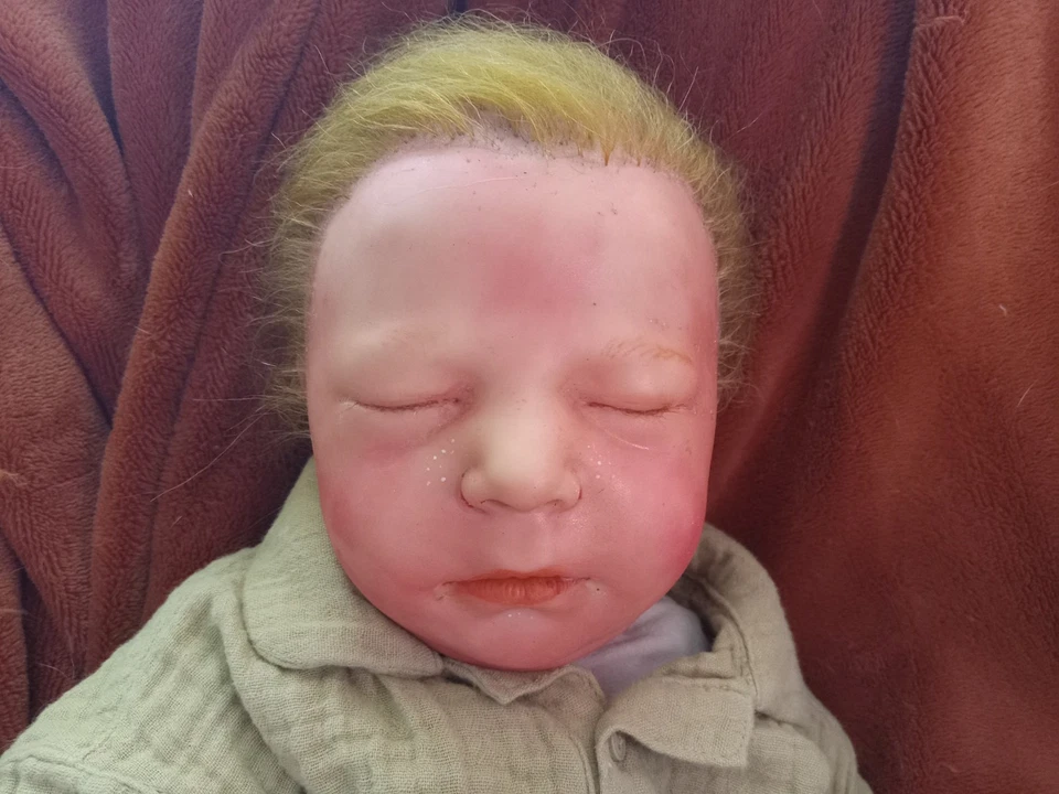 Auténtica muñeca renacida de vinilo Realborn Brittany Asleep con certificado de autenticidad Foto 2 de 4