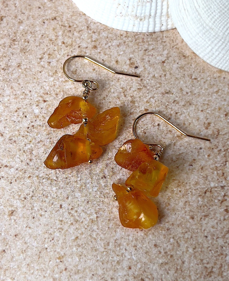 Brincos de âmbar bruto do Báltico: feitos à mão, fio de orelha folheado a ouro 18K, estilo ecológico - Imagem 4 de 4