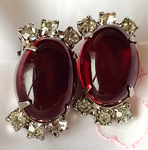 PRETTY VINTAGE RED GLASS CLEAR RHINESTONE SILVERTONE METAL CLIP-ON EARRINGS 1" - Picture 12 of 14