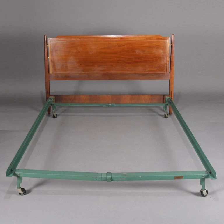 Cabecero y marco completo/doble danés moderno de nogal de mediados de siglo, mediados del siglo XX Foto 2 de 4