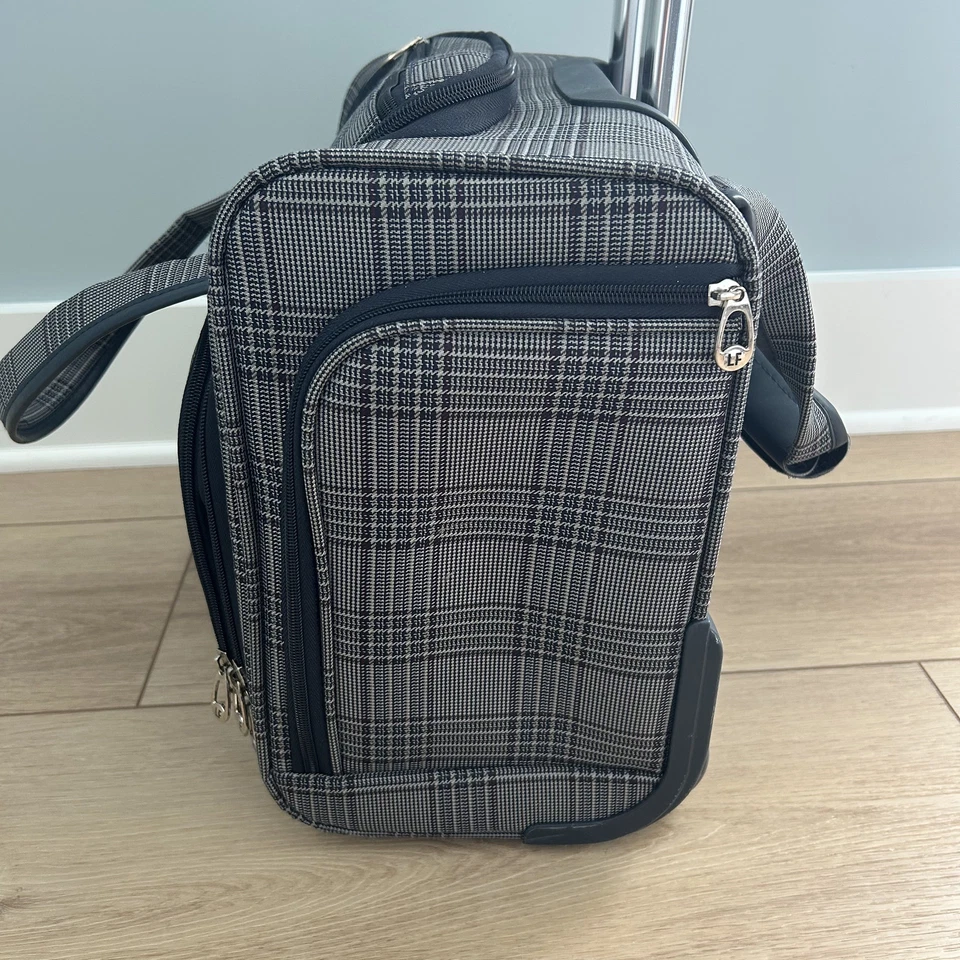 Maleta London Fog 15 pulgadas debajo del asiento con ruedas Sheffield Foto 3 de 4