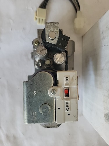 Goodman OEM Gas Valve 0151M00027SK Used - Picture 2 of 7