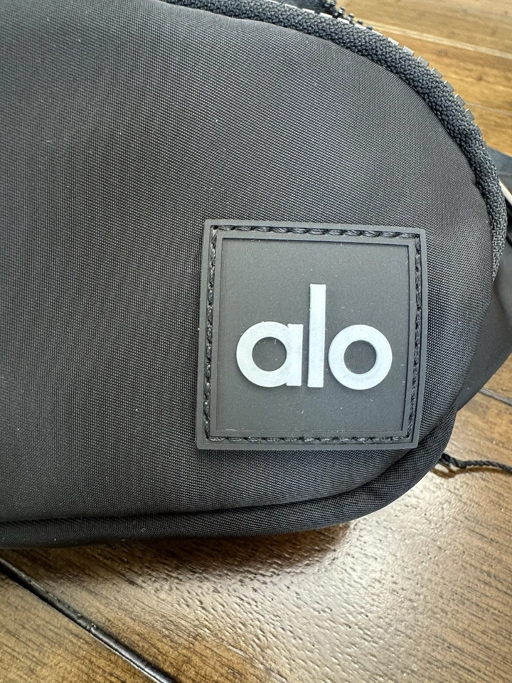 Riñonera Alo Yoga Explorer negra Gunmetal moderna de viaje nueva con etiquetas Foto 3 de 4