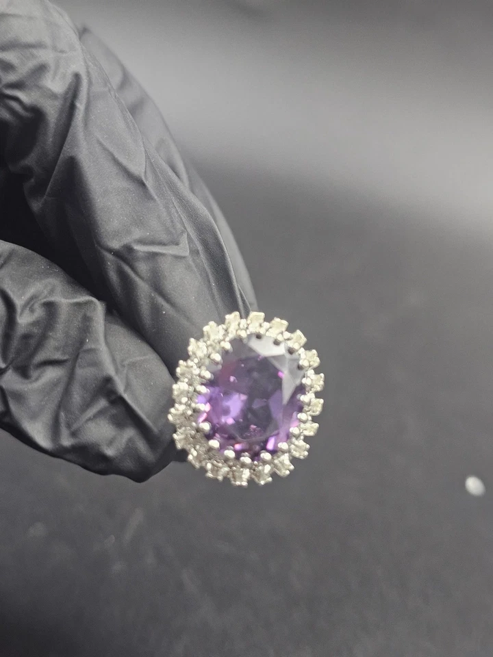 Anel de noivado folheado a ouro branco 14K com halo de ametista de corte oval criado em laboratório - Imagem 4 de 4