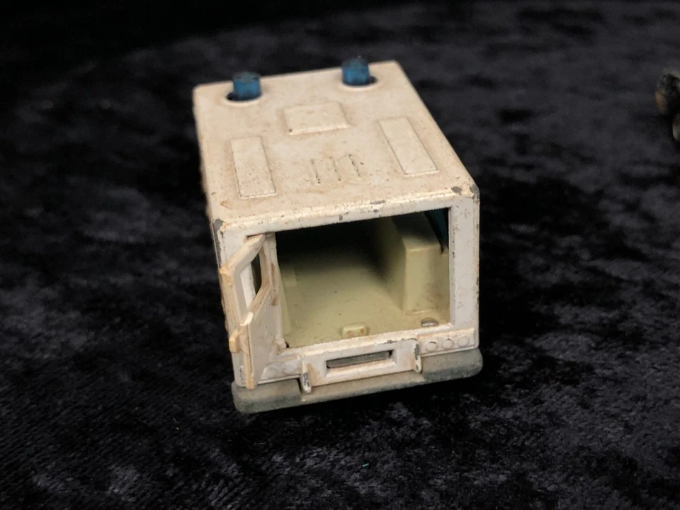 Lote de 5 autos Hot Wheels/Matchbox 1977 Lesney Ambulance, Jeep, 1974, 1981, 1982 Foto 4 de 4