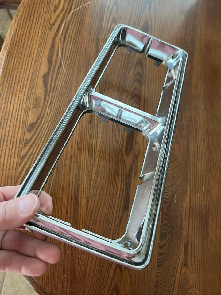 Moldura para farol Mopar fabricante de equipamento original 1982-89 Plymouth Gran Fury e 1980-89 Dodge Diplomat - Imagem 2 de 4