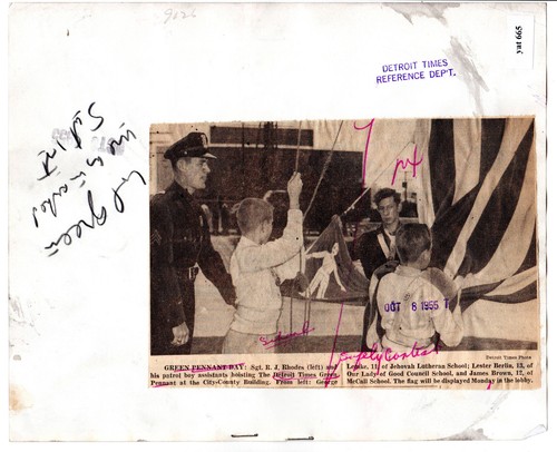 1955 Detroit Times press photo safety patrol police sgt. hoisting Green Pennant - Picture 2 of 2