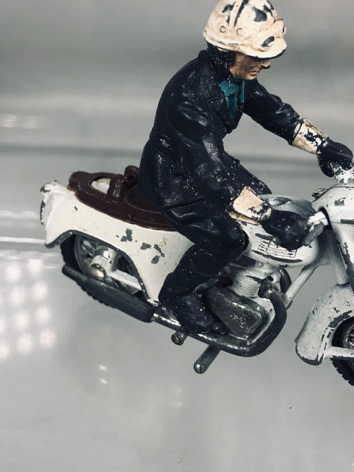 Hombre patrulla policial británico vintage con motocicleta Triumph Thunderbird 9697 Foto 4 de 4