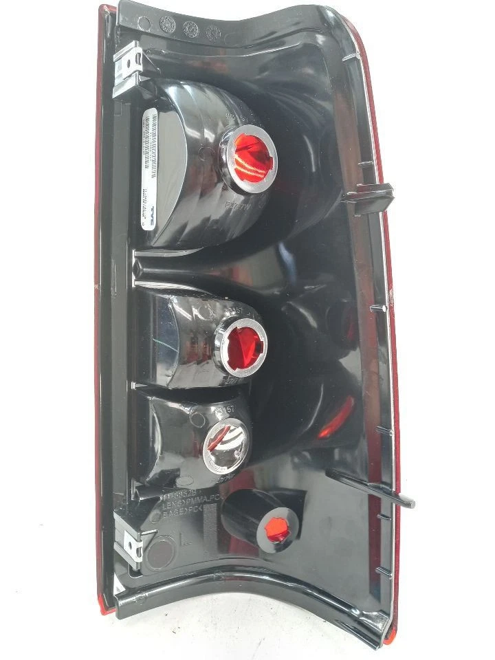 2004-2006 Chevrolet Silverado 1500 Right Passenger Rh Side Tail light OEM Replac - Image 3 of 4