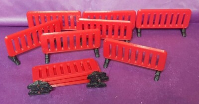10x 60mm x 30mm Verkehrssperren. Rot mit schwarzen Gummifüßen. scale model 1-32nd