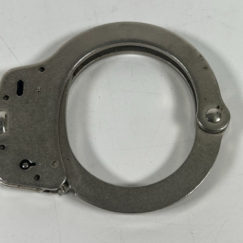 Vintage Smith & Wesson M-100 Police Handcuffs with original key MADE IN USA - Picture 6 of 9