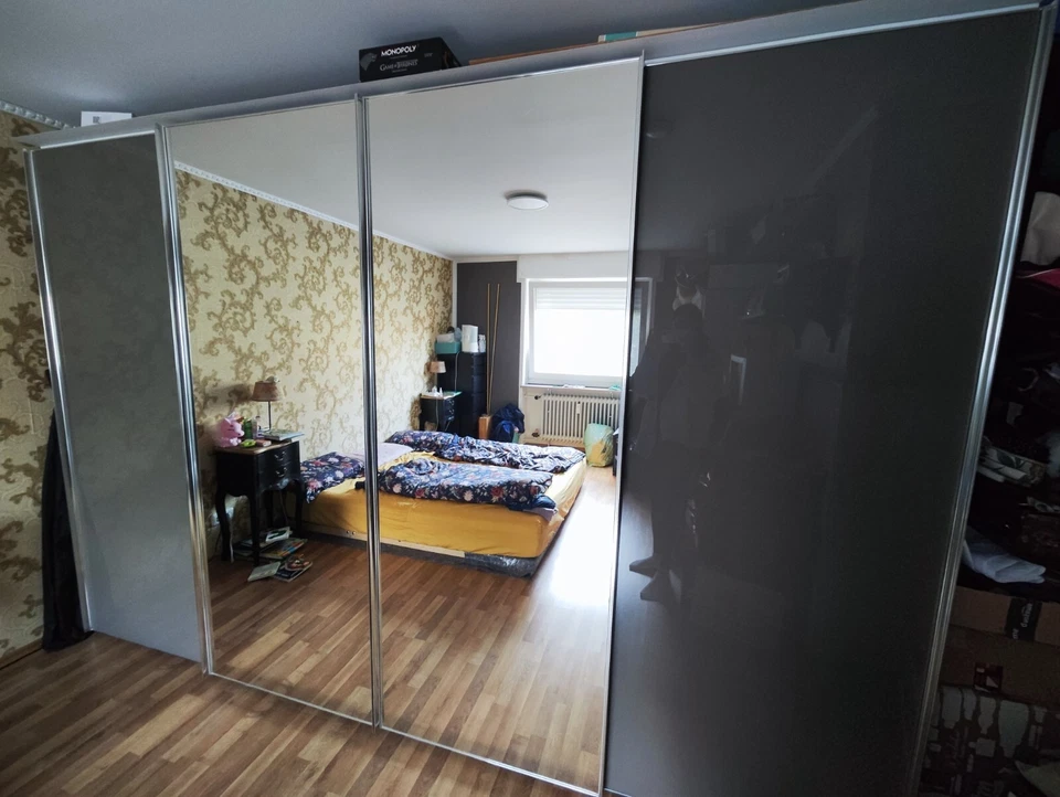 Kleiderschrank mit Spiegel / grau / LED / Panorama-Öffnung 
