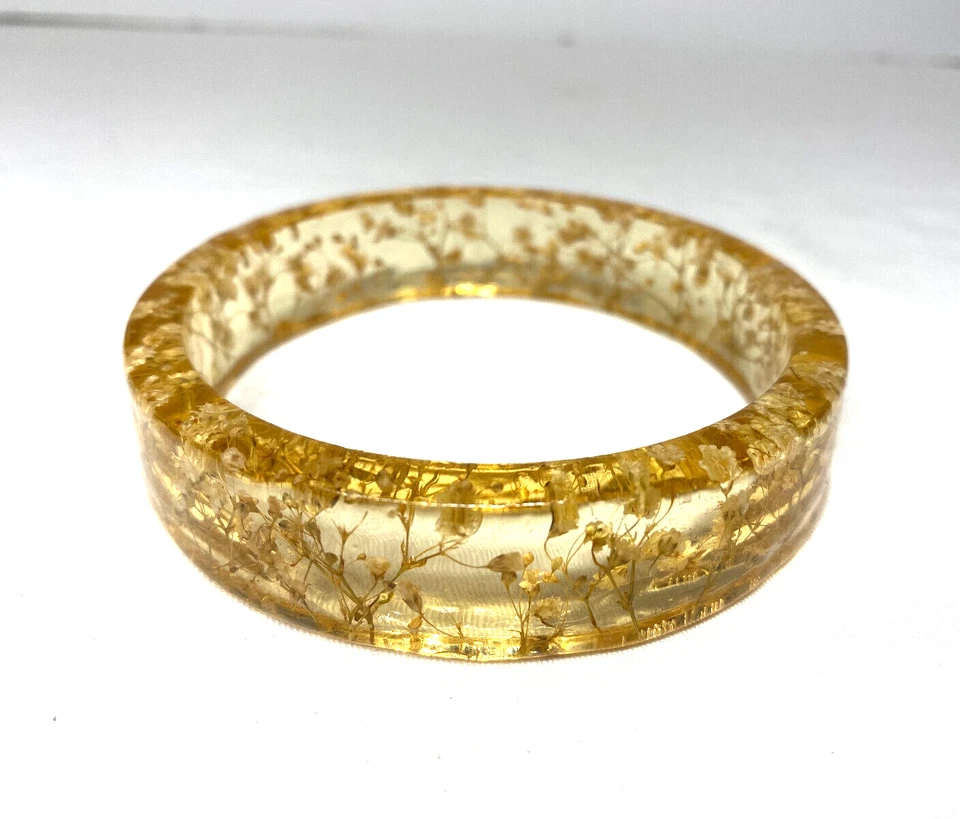 Brazalete Brazalete Floral Resina Prensada Color Dorado Pequeñas Flores Blancas Foto 2 de 4
