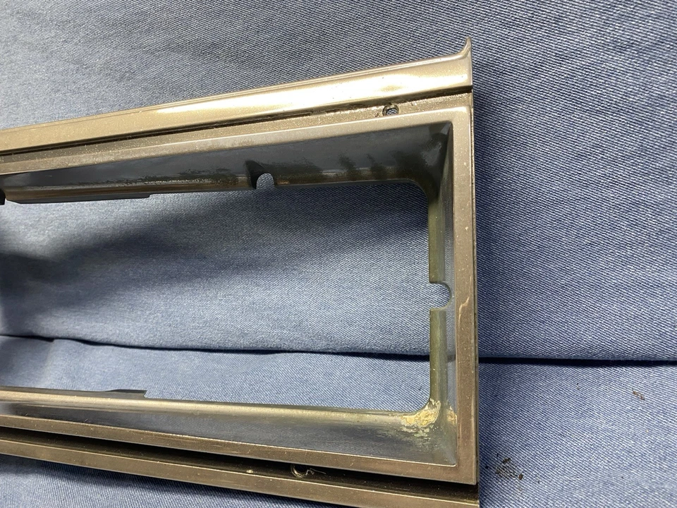 1980-1985 Chevy Caprice и 1985-1986 Pontiac Parisienne правый ободок фары - Изображение 3 из 4