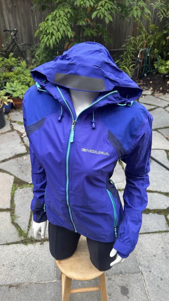 Chaqueta de ciclismo MTB impermeable Endura MT500 para mujer. Con capucha, ventilada. Azul pequeño. Foto 2 de 4