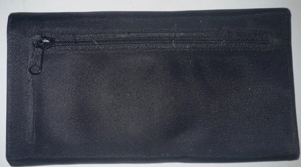 Cartera DKNY Donna Karan de lona negra con broche de presión plateado. Foto 2 de 4