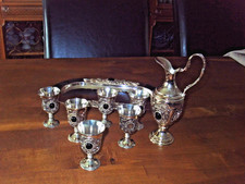 Likörset Metall Karaffe mit 6 Becher / Kelch und Tablett Vintage Schnaps Set