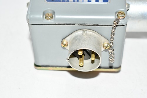 Square D 9025-BGW2S13 TEMPERATURE SWITCH 120 VAC 50/60 HZ Ser. B - Picture 4 of 6