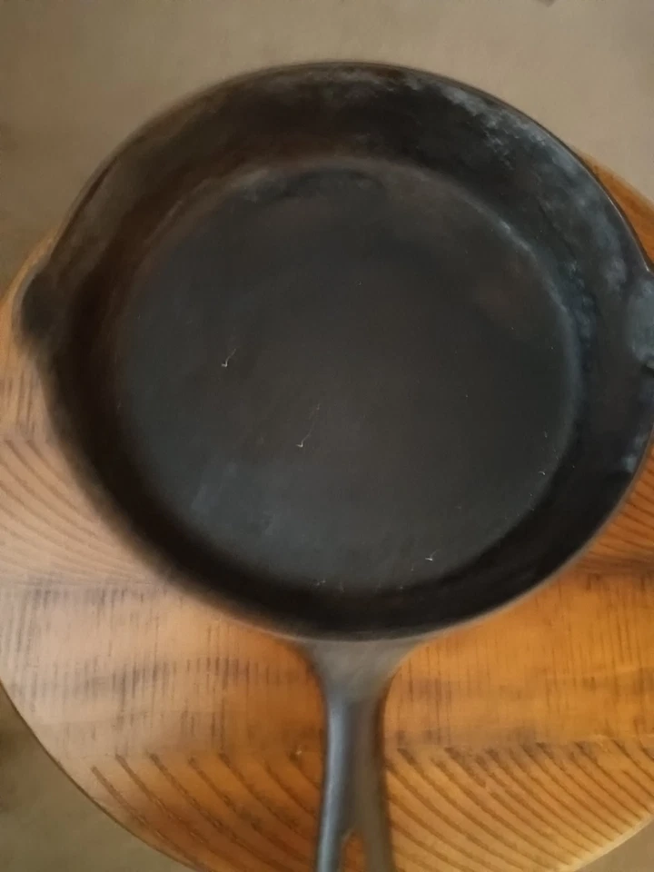 Vintage GRISWOLD No. 8 Cast Iron Fry Pan Skillet - Image 2 of 4
