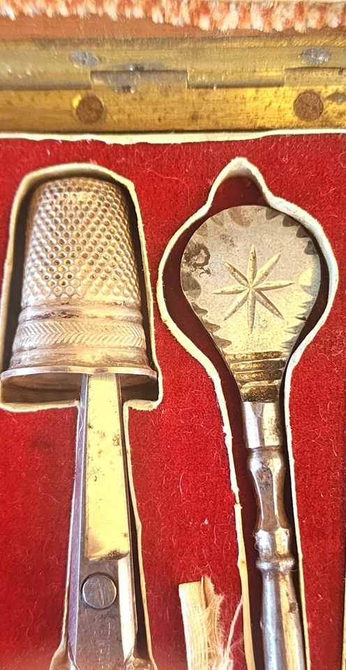 Antiguo Kit de Costura Francesa Victoriano- -Nogal- Tijeras, Dedal y Awl. Foto 3 de 4