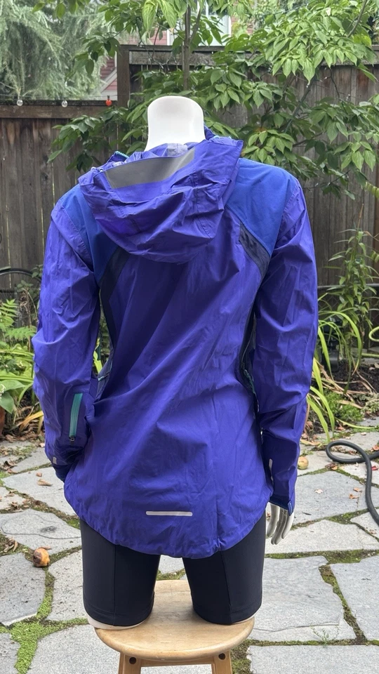 Chaqueta de ciclismo MTB impermeable Endura MT500 para mujer. Con capucha, ventilada. Azul pequeño. Foto 4 de 4