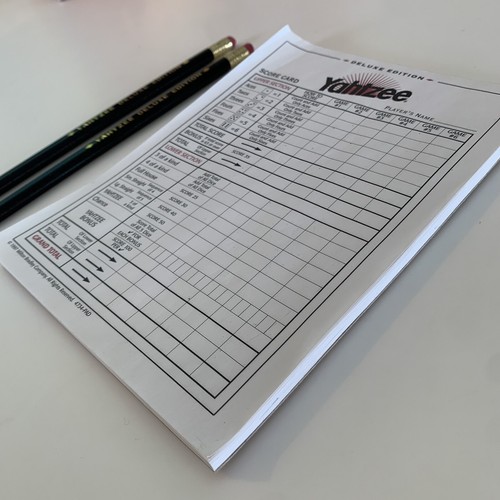 Yahtzee DELUXE EDITION Score Pad & 2 Matite Scorepad Parte di Ricambio 1997 Usato in Ottime Condizioni - Foto 3 di 5