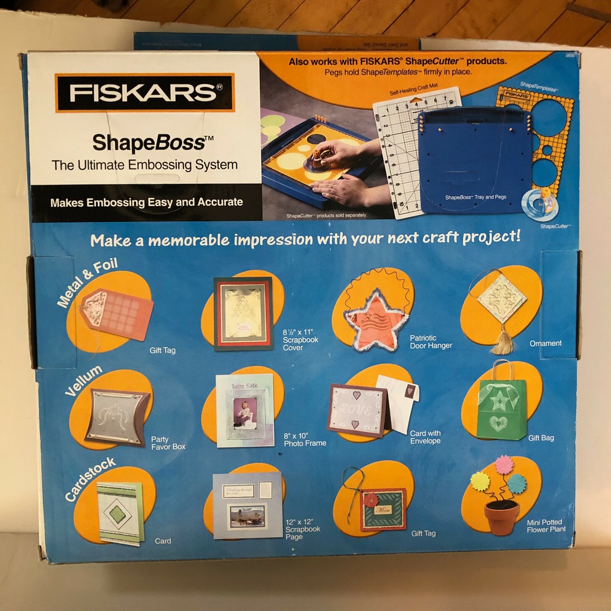 Fiskars ScrapBoss Embossing System, une machine de gaufrage pour scrapbooking - Loisirs créatifs
