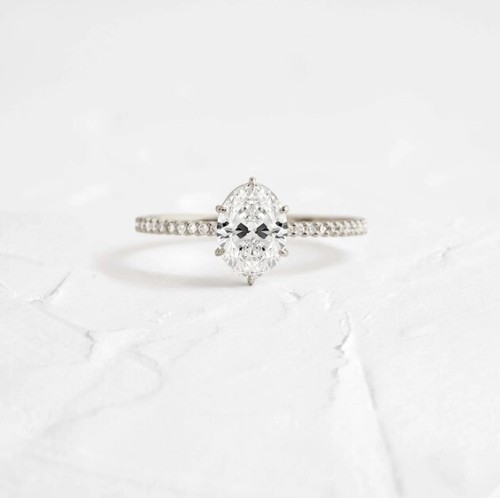IGI zertifiziert 1,10 TCW Oval Lab gewachsen CVD Diamant 14K Gold Solitär Akzent Ring