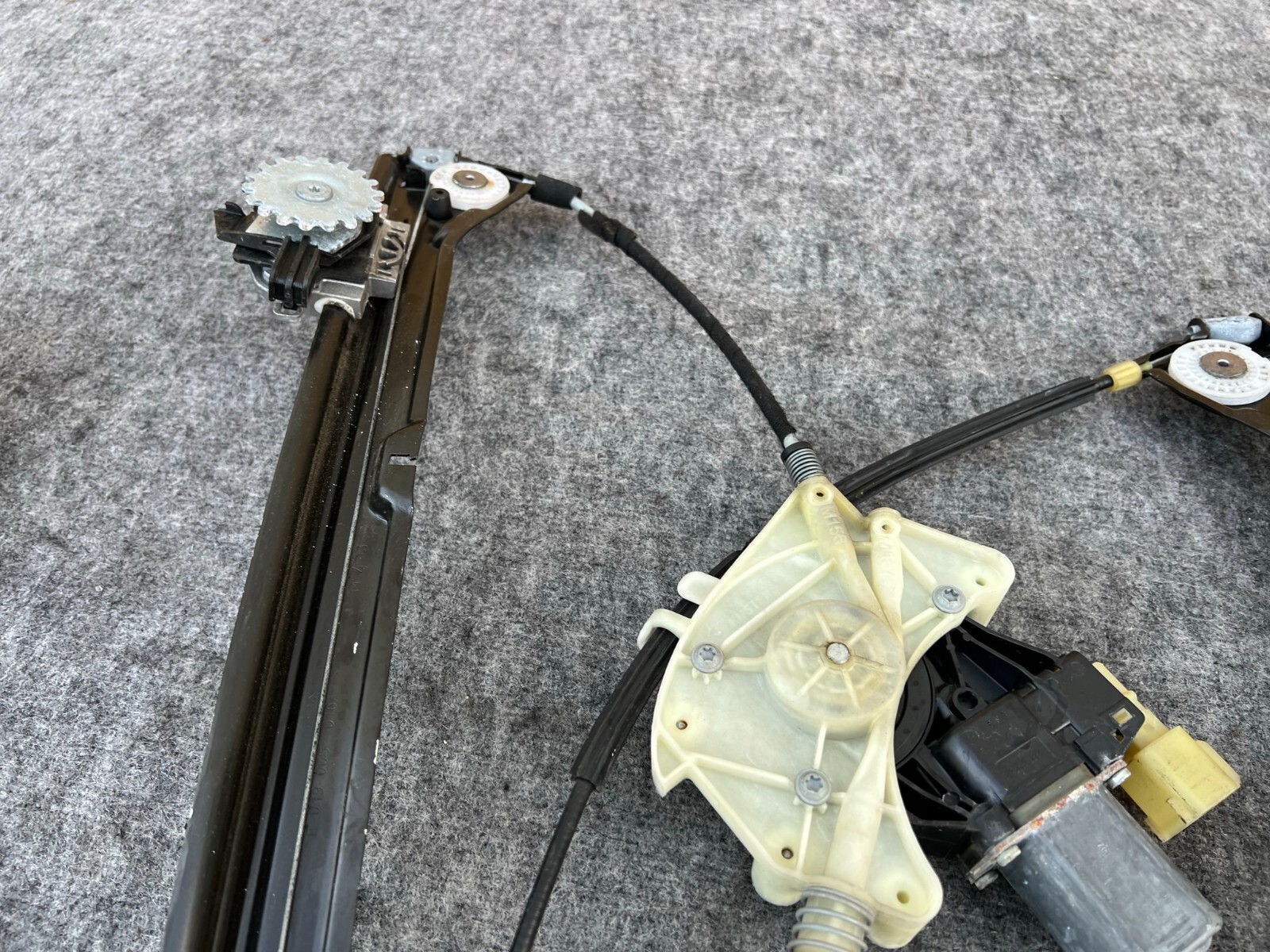 FRONT RIGHT WINDOW REGULATOR ASSEMBLY OEM 44K 14-20 MASERATI GHIBLI Q4