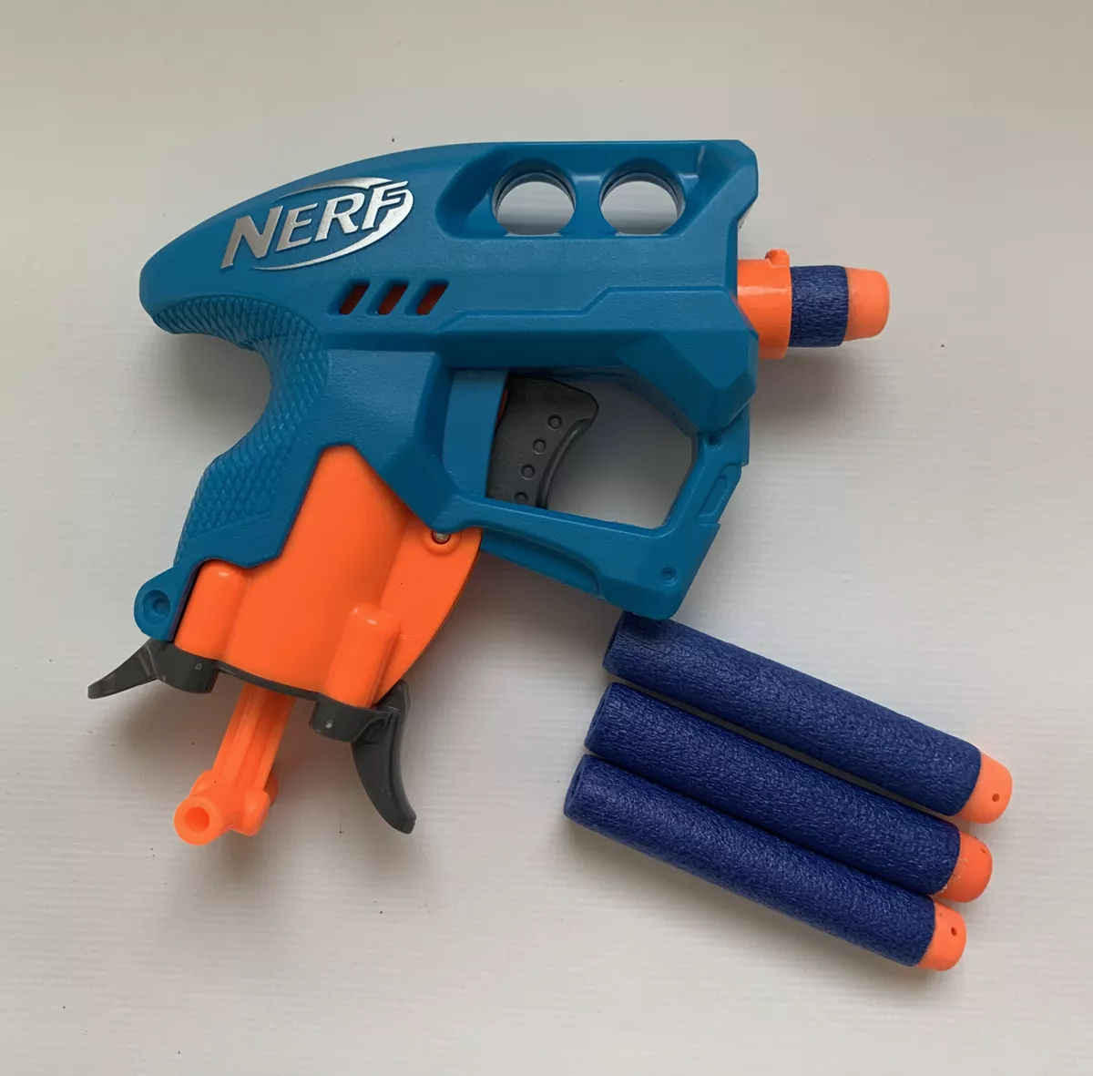 mammal fodspor fiber Nerf Gun N-Strike Small Hand Held Gun With 4 Nerf Darts | eBay