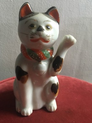 Traditionelle japanische Maneki Neko Glückskatze winkende Keramikfigur Katze