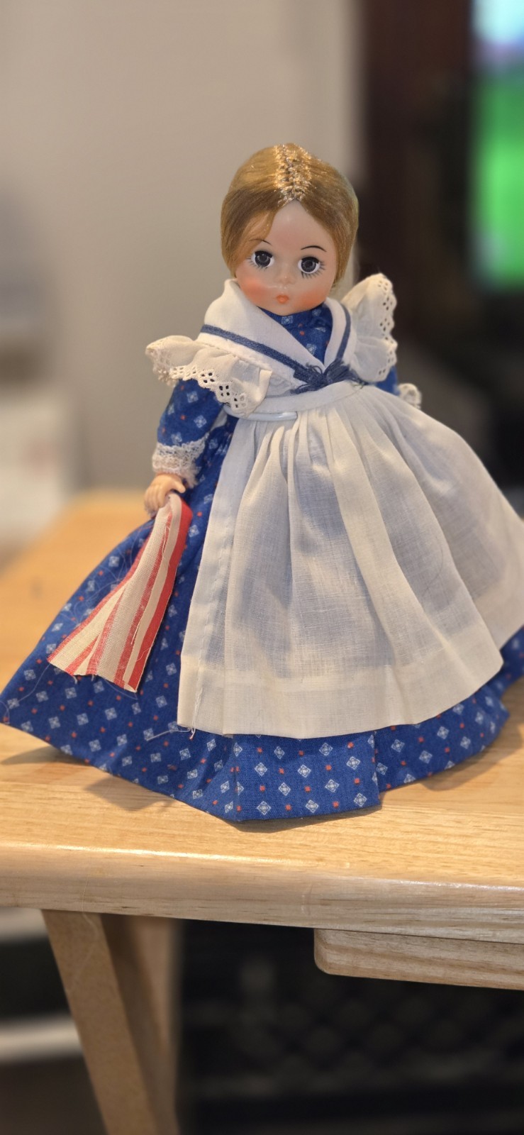 Madame Alexander Betsy Ross Doll With Flag And New Stand