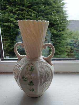 Belleek Fine Parian China 6 Zoll Kleeblatt Panel Vase nur Display
