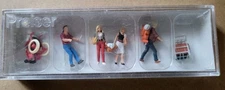 PREISER 10470 HO SCALE PEOPLE~TRAVELLERS~ (4 FIGURES W/2 carts)