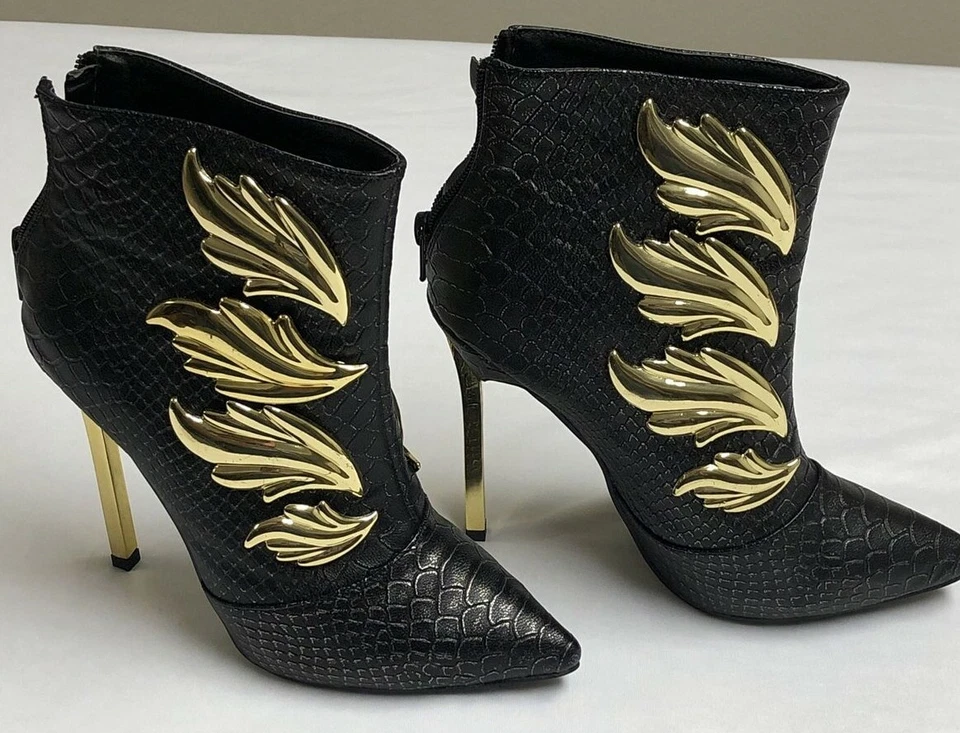Botines altos puntiagudos Privileged Evolve negros veganos de cuero de serpiente metal ala dorada Foto 2 de 4