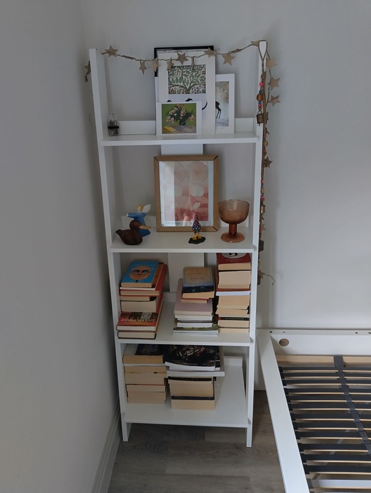sloping book shelf for a stylish effect. white colour, made of wood