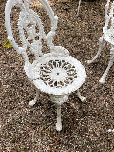 SALON DE JARDIN DE STYLE VICTORIEN. TABLE ET QUATRE CHAISES. ALUMINIUM. XXÈME - Picture 7 of 7