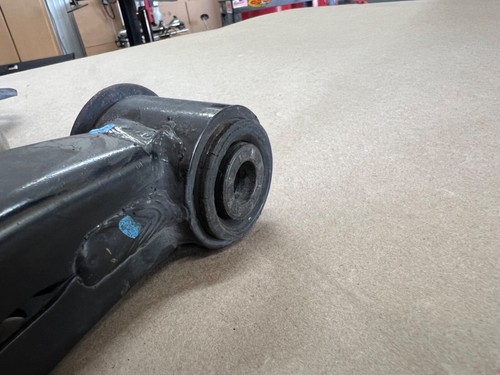 Brazo de control inferior delantero del lado del pasajero derecho Ford Mustang 2011-2014 - OEM - Imagen 4 de 10
